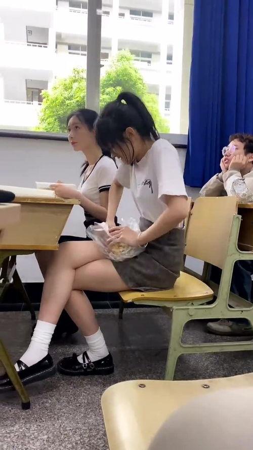 女生上课脱白袜视频,女生课堂意外脱白袜，萌态尽显引围观