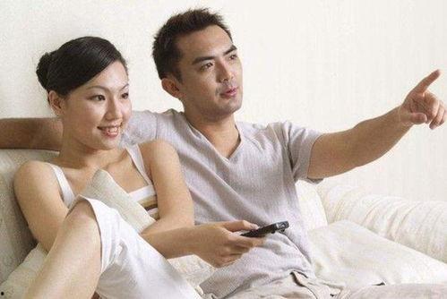 老公咬老婆乳房图片,老公深情咬住老婆乳房的浪漫瞬间